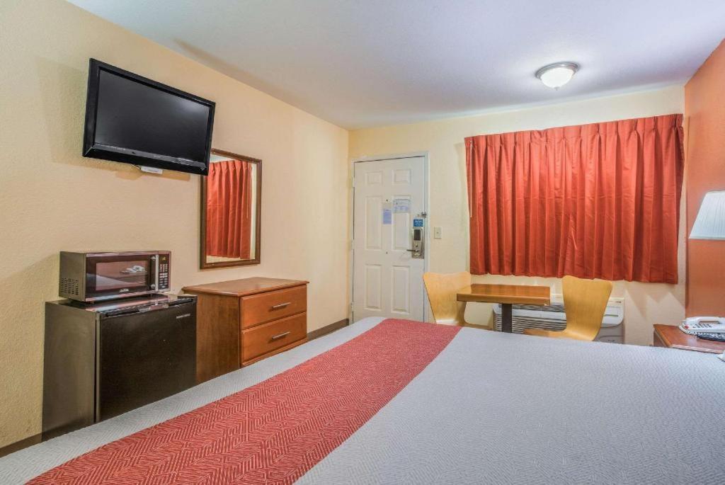 Rodeway Inn & Suites Macon Extérieur photo