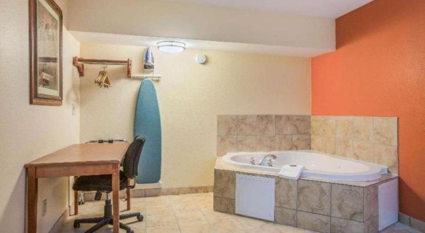 Rodeway Inn & Suites Macon Extérieur photo
