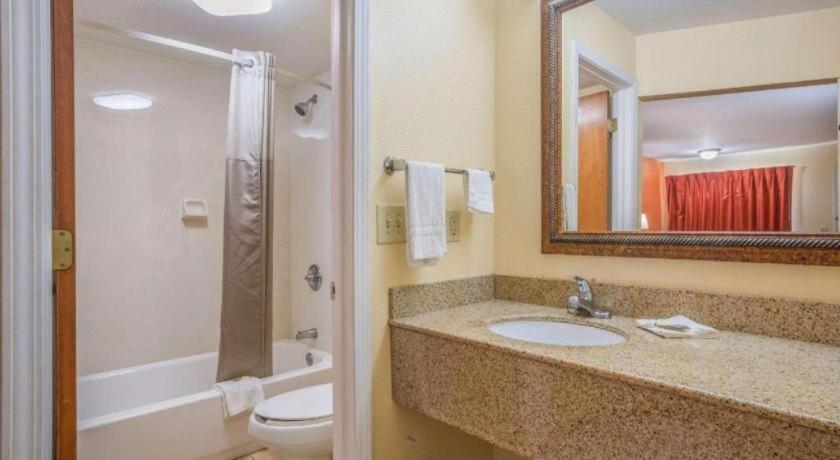 Rodeway Inn & Suites Macon Extérieur photo